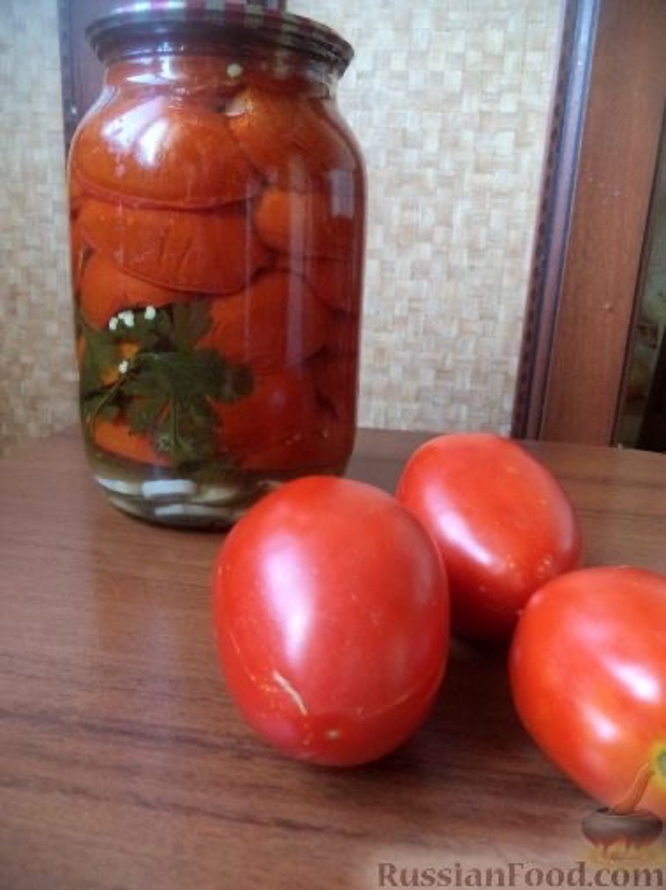 Помидоры на зиму с лавровым листом и перцем горошком. Помидоры дольками с чесноком на зиму. Помидоры с лавровым листом на зиму. Помидоры со сливами на зиму. Томаты маринованные на зиму.
