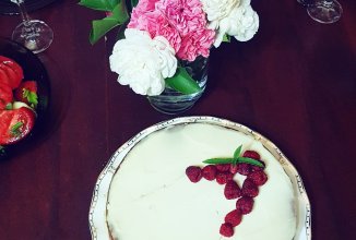 Морковный торт с чизкейком и малиновым конфи