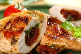 Куриная грудка с вялеными томатами и моцареллой