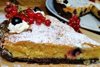 Тарт с очень нежным миндальным кремом и черной смородиной
