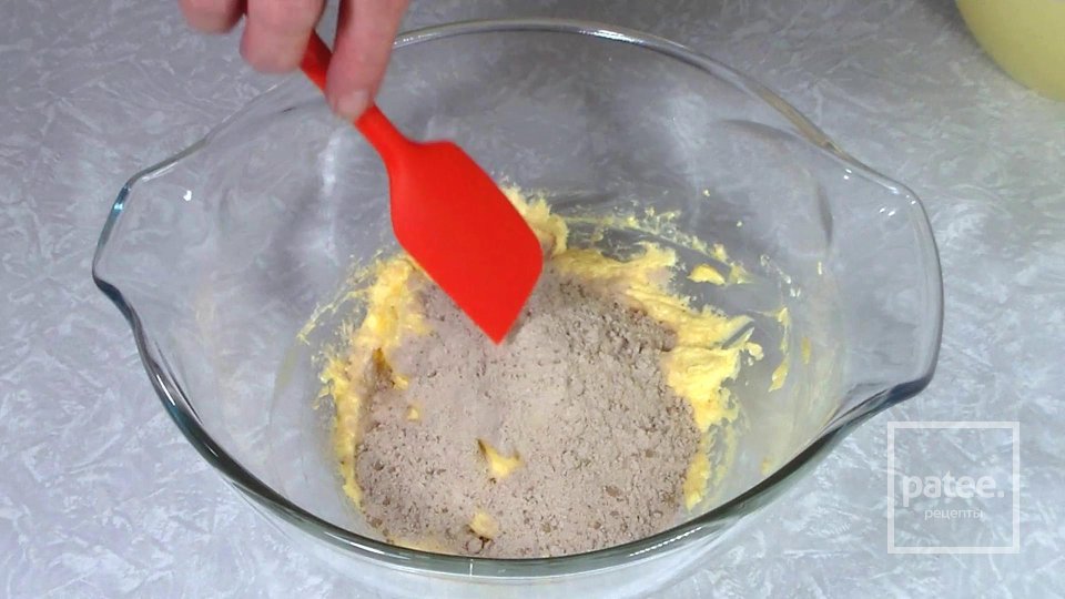 Тарт с очень нежным миндальным кремом и черной смородиной - Шаг 4