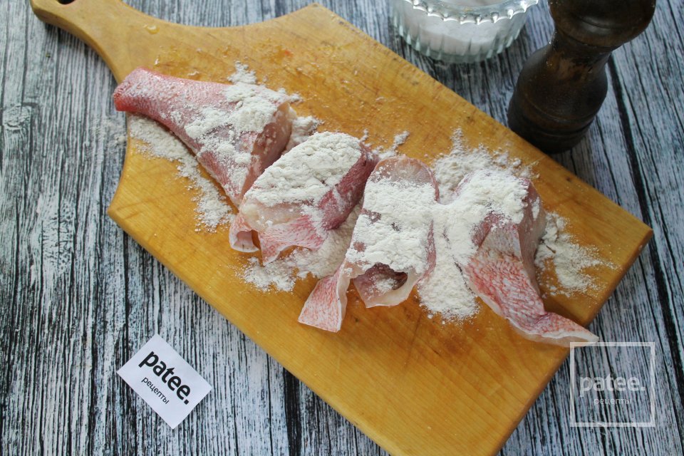 Морской окунь, тушенный с овощами в сметане - Шаг 5