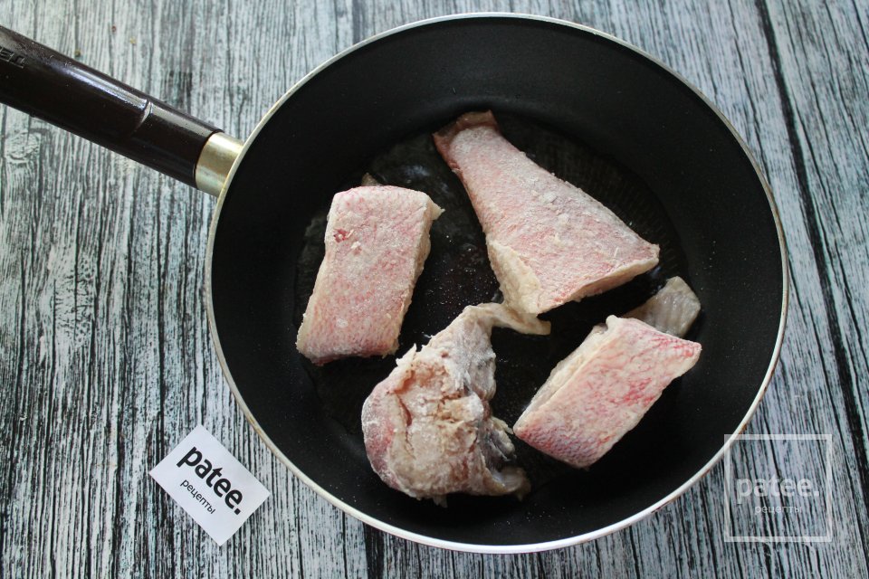 Морской окунь, тушенный с овощами в сметане - Шаг 6