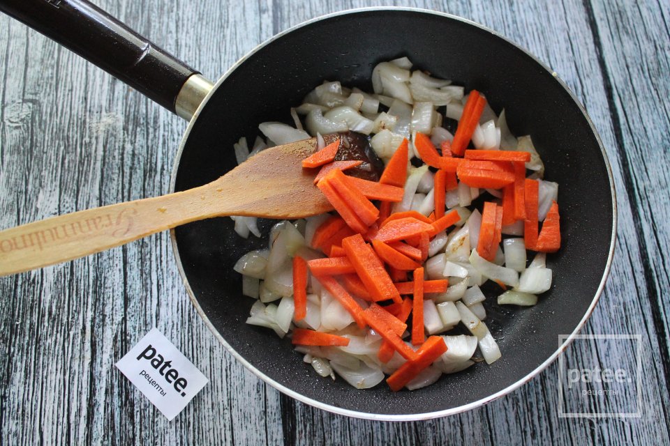 Морской окунь, тушенный с овощами в сметане - Шаг 11