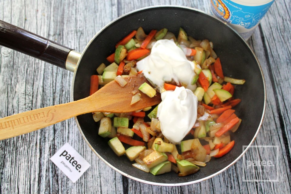 Морской окунь, тушенный с овощами в сметане - Шаг 13