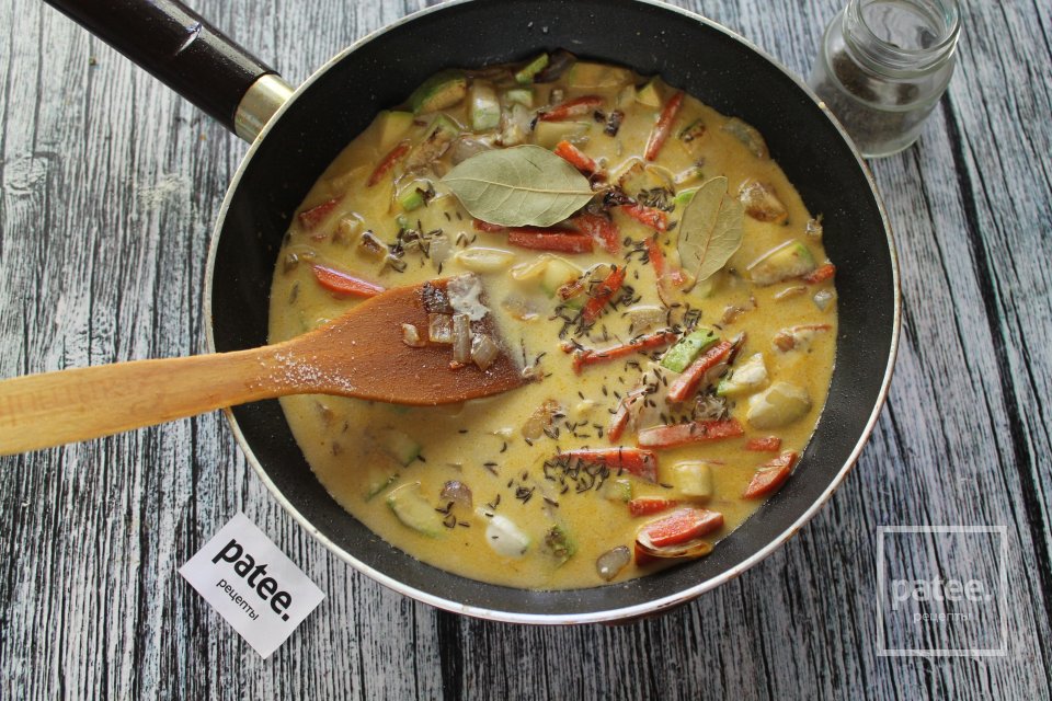 Морской окунь, тушенный с овощами в сметане - Шаг 14