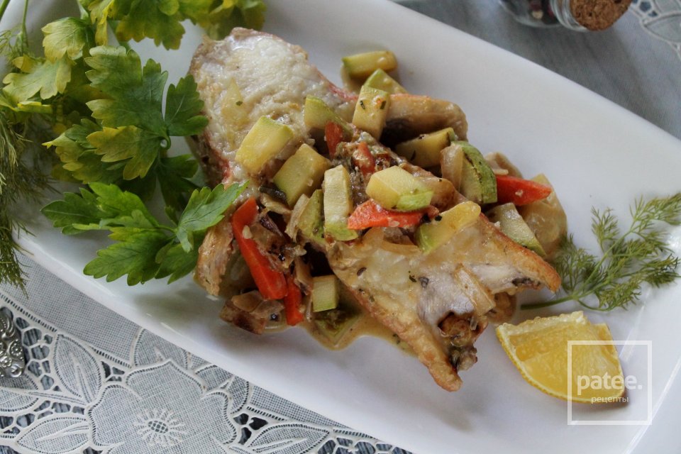 Морской окунь, тушенный с овощами в сметане - Шаг 18