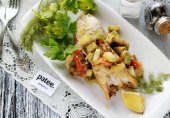 Морской окунь, тушенный с овощами в сметане