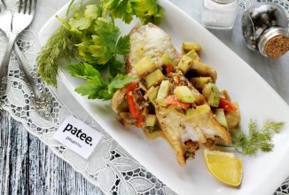 Морской окунь, тушенный с овощами в сметане