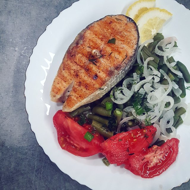 Семга-гриль с фасолью