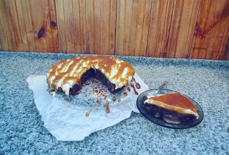 Шоколадно-имбирный пирог с грушей и сливочной глазурью