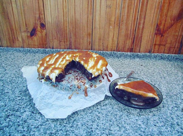 Шоколадно-имбирный пирог с грушей и сливочной глазурью