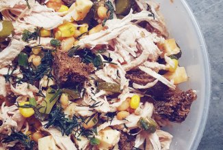 Салат с курицей, фасолью и сыром