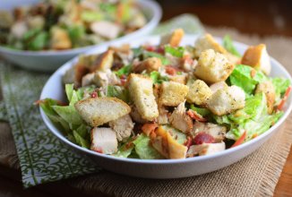 Салат с курицей и сухариками