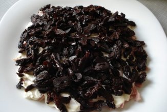 Салат из ветчины с черносливом под помидорной шапкой