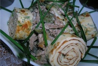 Салат мясной с омлетом и корнишонами
