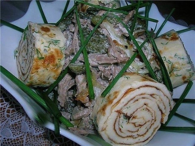 Салат мясной с омлетом и корнишонами