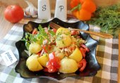 Молодой картофель с помидорами и луком