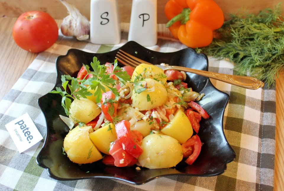 Молодой картофель с помидорами и луком