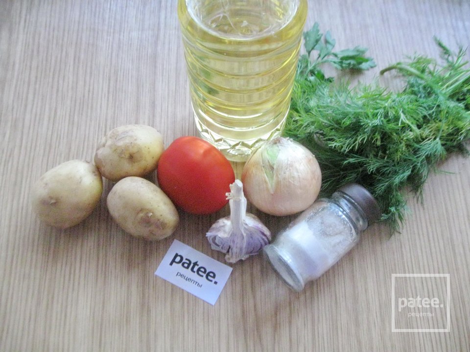 Молодой картофель с помидорами и луком - Шаг 1