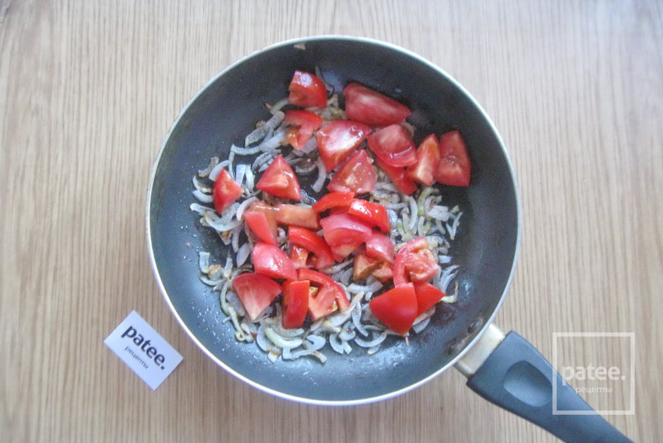 Молодой картофель с помидорами и луком - Шаг 7