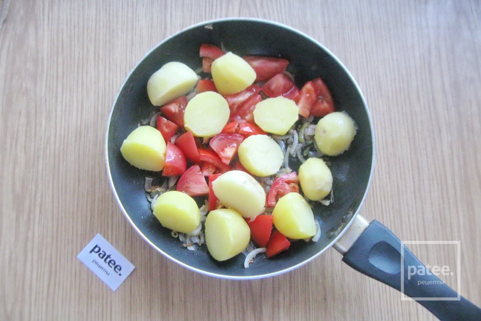 Молодой картофель с помидорами и луком - Шаг 8