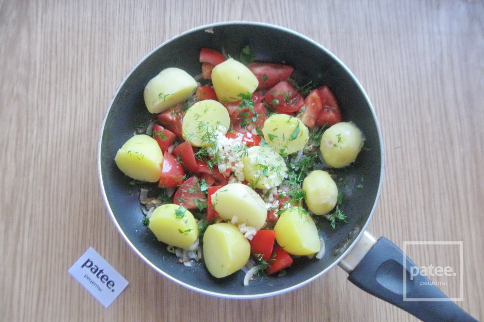 Молодой картофель с помидорами и луком - Шаг 10
