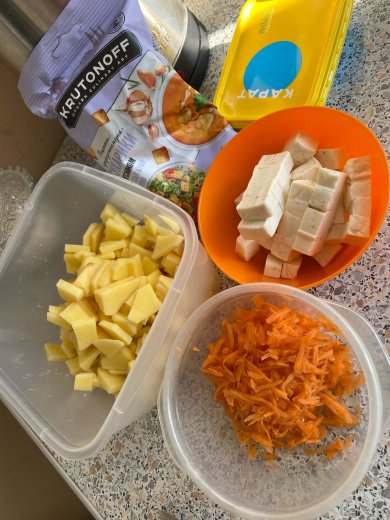 Сырный суп с сухариками - Шаг 1