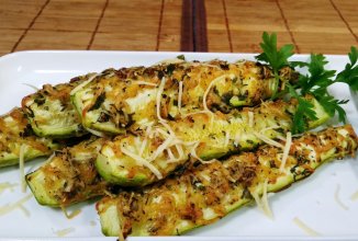 Молодые кабачки лодочки в духовке. С сыром и специями