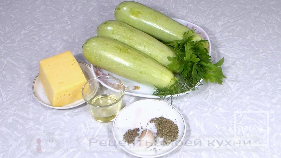 Молодые кабачки лодочки в духовке. С сыром и специями - Шаг 1