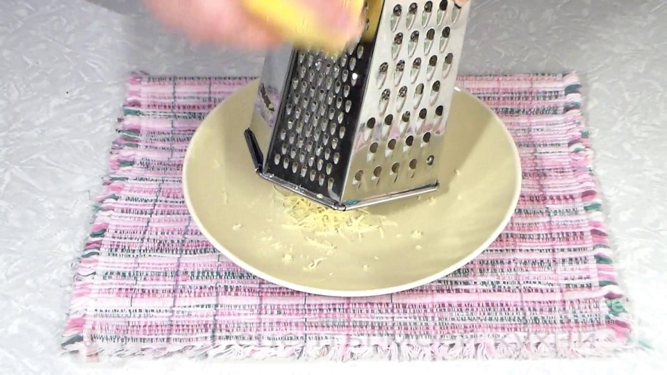 Молодые кабачки лодочки в духовке. С сыром и специями - Шаг 2