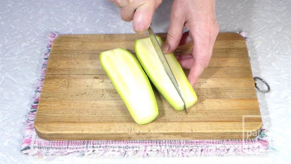 Молодые кабачки лодочки в духовке. С сыром и специями - Шаг 4