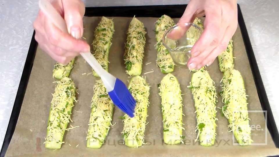 Молодые кабачки лодочки в духовке. С сыром и специями - Шаг 6