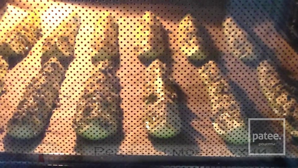 Молодые кабачки лодочки в духовке. С сыром и специями - Шаг 7