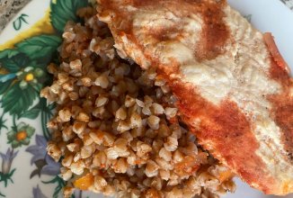 Курица с гречкой в томатном соусе в духовке