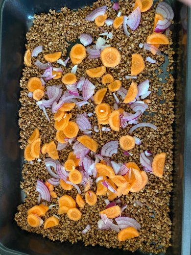 Курица с гречкой в томатном соусе в духовке - Шаг 3