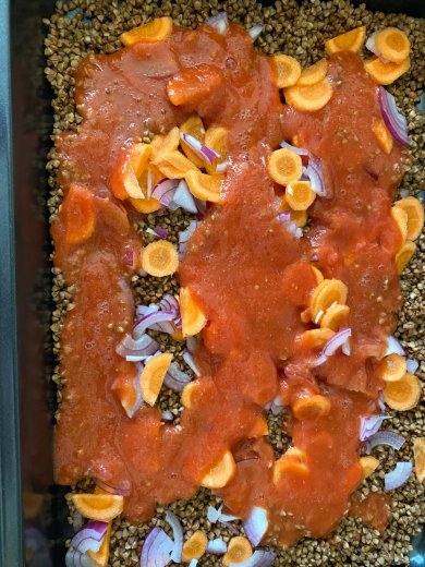 Курица с гречкой в томатном соусе в духовке - Шаг 4