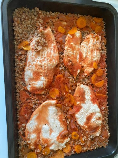 Курица с гречкой в томатном соусе в духовке - Шаг 7