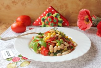 Салат из бобовых с помидорами