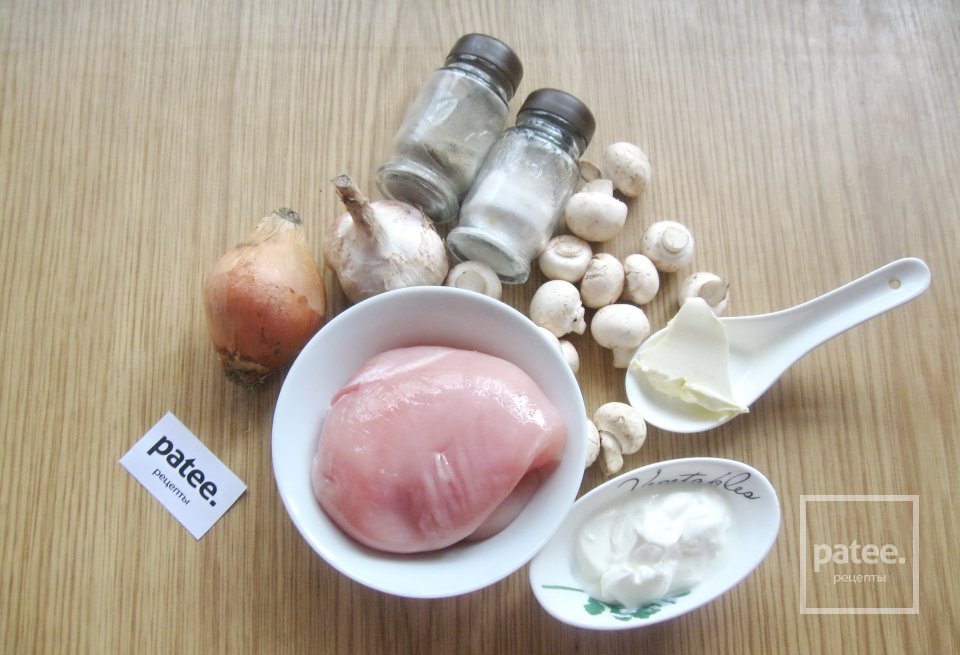 Куриное филе с грибами в сметане - Шаг 1