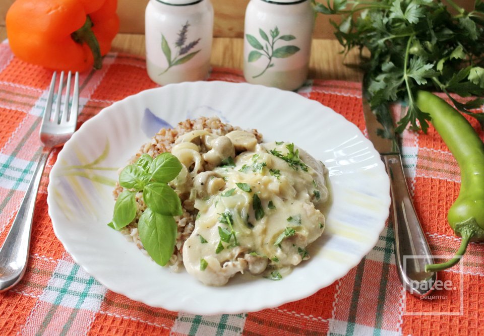 Куриное филе с грибами в сметане - Шаг 12