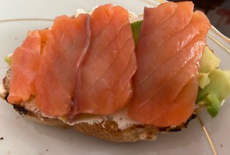 Бутерброд с творожным сыром, авокадо и слабосоленой семгой