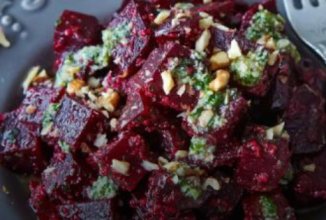 Салат из печёной свёклы с песто