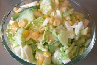 Салат с капустой, огурцами и кукурузой