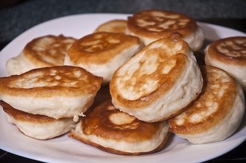 Оладушки. Оладьи на кефире. Аладьина кефире пышные. Самые простые оладьи на кефире. Кефир для оладьев.