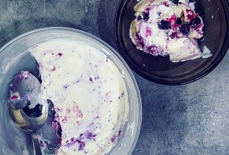 Сливочное мороженое с ягодами