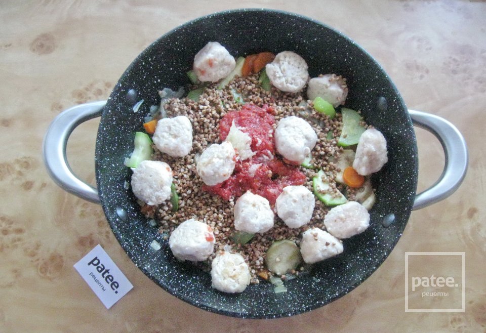 Гречка с фрикадельками и овощами - Шаг 12
