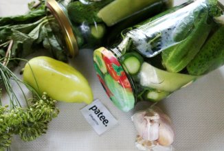 Огурцы, маринованные с лимонной кислотой и сладким перцем