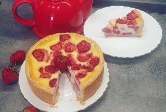 Пирог с клубникой и сметанной заливкой