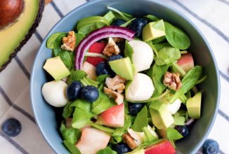 Салат с персиками и сыром "Моцарелла"